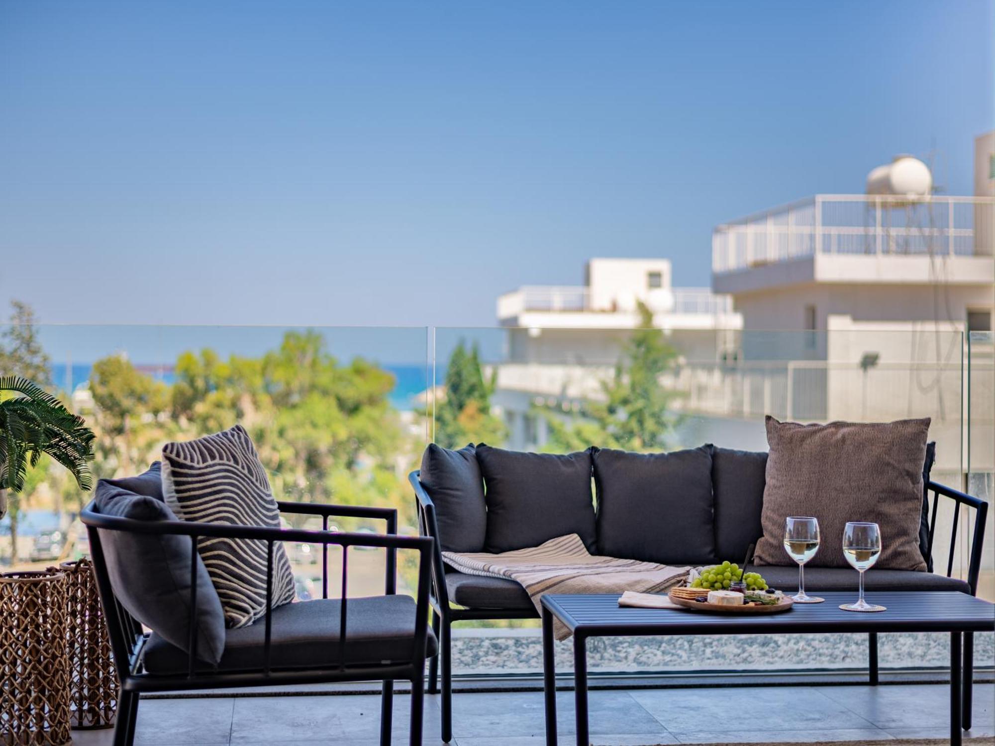 Sanders Gaia - Bright Two-Bedroom Apartment With Sea View Lárnaka Eksteriør bilde